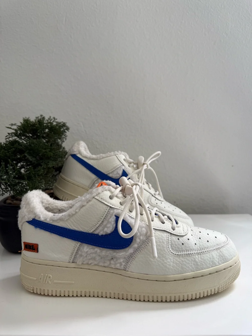 Nike Air for 1’07 low Sherpa fleece women size 8 Cream Sneakers with Blue